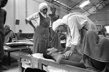 Mother Teresa visits patients at Kalighat Home For The Dying in 1976. Image by JP Laffont/Sygma/CORBIS